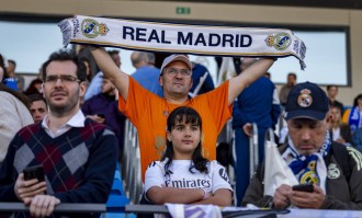 欧冠八强战火重燃：巴塞罗那与利物浦能否绝境逆袭，闯入半决赛？