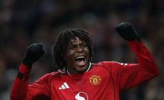 合适的才是最重要！曼联险胜纽卡斯尔跃居死敌之上，4后卫阵型发挥出色