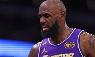 曝米切尔和哈登预计将在休赛期招募詹姆斯加盟骑士